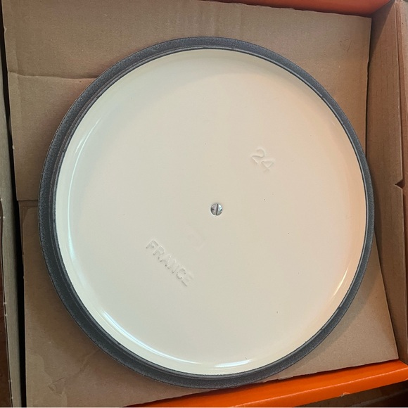 New Le Creuset Signature Enameled Cast Iron Sauteuse Pan in Cotton 3 1/2 Qt - Picture 4 of 9